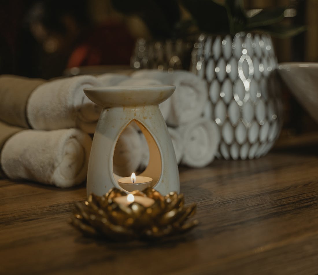 Ruhiger Raum mit Decken und Kerzenlicht