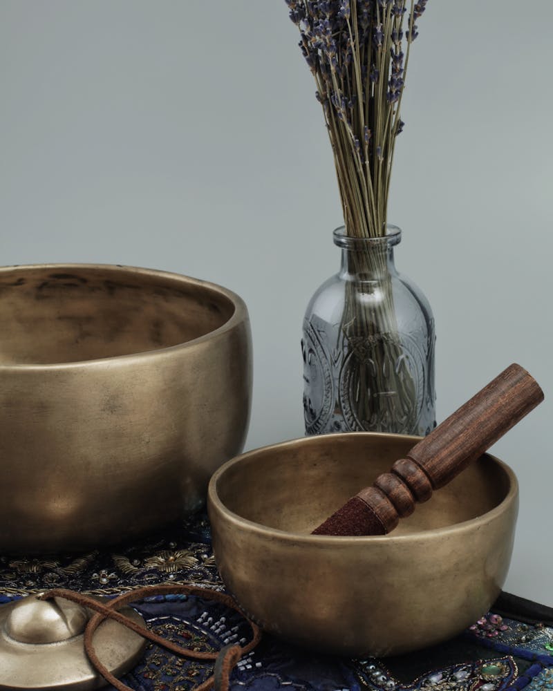 Tibetische Klangschalen mit getrocknetem Lavendel